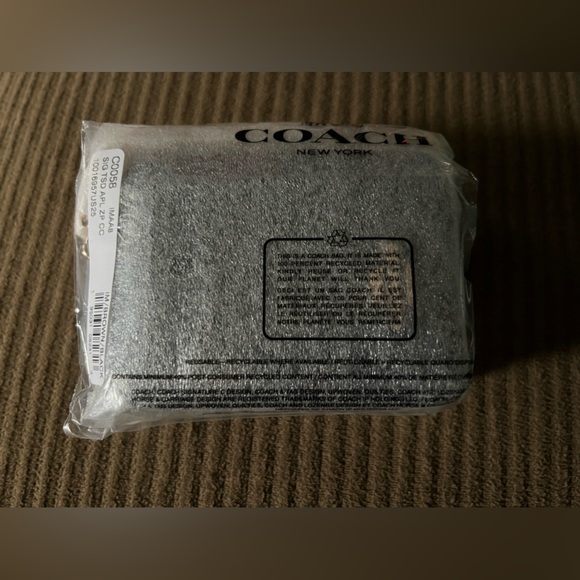 Coach Zip Card Case In Signature Canvas new with tags in packaging - Picture 3 of 4